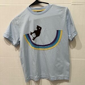 Mini Boden T Size 9-10 yrs. Features both skateboard appliqué and decal.